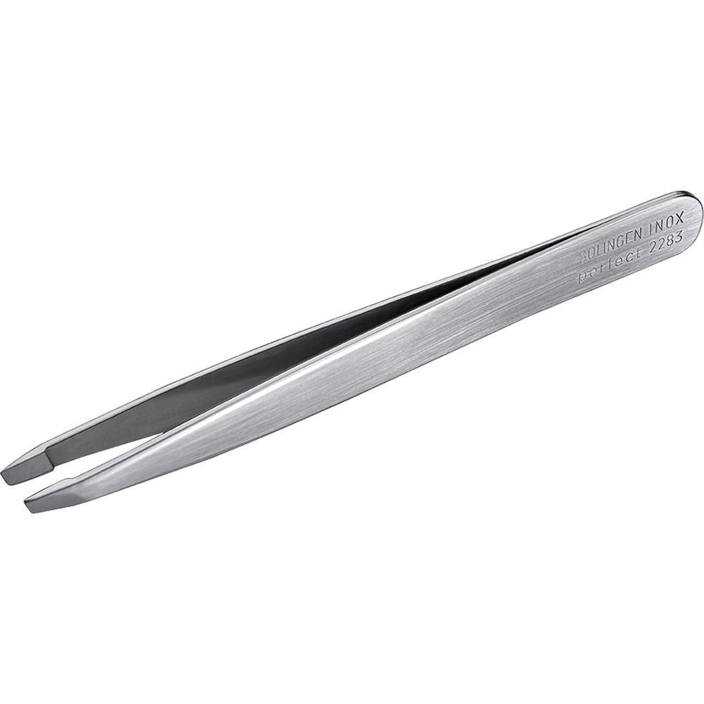 Eine silberne Pinzette aus Metall liegt quer im Bild.